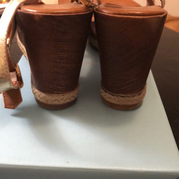 Gorgeous Italian Wedges - Picture 2 of 3